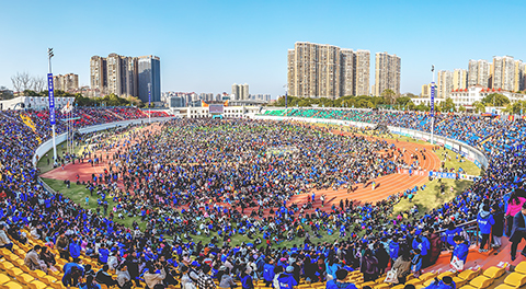 ◎ 十二月十四日,湖南永州隊在婁底參與「湘超」比賽,三萬餘名永州球迷在當地體育館通過直播隔空助威。(永州官方 供圖中新社)