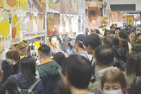 ◎ 十二月廿七日,第廿三屆香港冬日美食節在灣仔會展舉行,同場亦有第廿三屆香港冬季購物節、第廿五屆香港家居潮流博覽、數碼生活及車品博覽。多個展覽匯聚環球美食、潮流家品及最新電子產品,吸引不少市民入場掃貨。圖為美食節上人頭湧湧,熱鬧非凡。(香港中通社記者陳奕啟 攝)