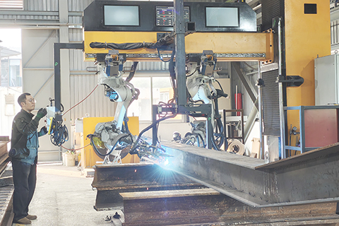 ◎ 十二月四日,香港和利綠色動力有限公司員工梁志豪使用智能焊接系統焊接鋼材。(新華社記者劉英倫 攝)