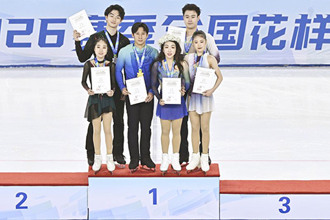 ◎ 十二月二十七日,冠軍隋文靜(前右二)/韓聰(前左二)、亞軍齊齊哈爾市冬季運動項目中心(齊齊哈爾市滑冰學校)組合郭蕊(前左一)/張益文(後左)、季軍齊齊哈爾市冬季運動項目中心(齊齊哈爾市滑冰學校)組合張嘉軒(前右一)/黃一航在頒獎儀式上。全國花樣滑冰錦標賽雙人滑比賽在哈爾濱落幕。(新華社記者 張濤 攝)
