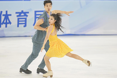 ◎ 十二月二十六日,吉林省體育局冰上運動管理中心選手王詩玥(右)/柳鑫宇在冰舞比賽中。他們以八十一點四一分暫列第一。(新華社記者 王松 攝)