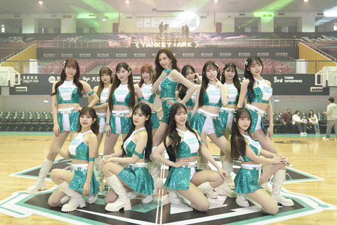 ◎ 台灣藝人林志玲十二月二十七日受邀擔任台灣職籃「洋基工程籃球隊」主場首戰重磅嘉賓,不但獻出第一次籃球賽應援,更挑戰與「洋基女孩」啦啦隊員們一起大跳啦啦舞,精彩表演贏得全場歡呼讚賞。(香港中通社圖片)