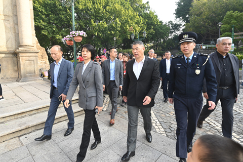 ◎ 警察總局局長巡視大三巴一帶活動場地,實地了解交通管制、人潮疏導預案及相關警力部署。