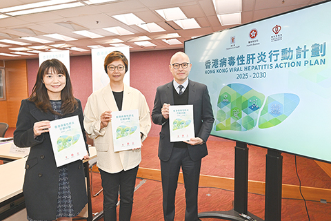 ◎ 十二月三十日,香港特區政府公佈《二零二五至二零三零年香港病毒性肝炎行動計劃》(《二零二五至二零三零行動計劃》),進一步落實一系列預防及控制病毒性肝炎的策略和工作。圖為衞生署衞生防護中心公共衞生服務處顧問醫生(特別預防計劃)黃駿君醫生(中)、醫院管理局總行政經理(質素及標準)黎靖匡醫生(右)和醫務衞生局基層醫療健康助理專員林瑜玉醫生(左)展示《二零二五至二零三零行動計劃》。(香港中通社圖片)