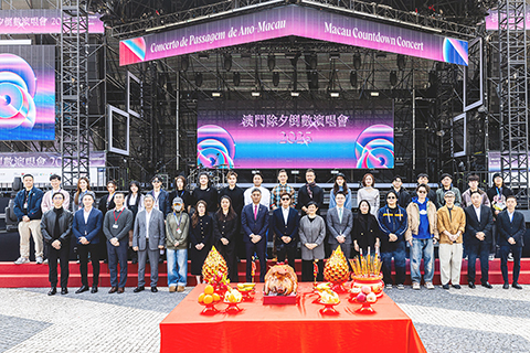 ◎ 澳門除夕倒數演唱會昨日舉行拜神儀式。