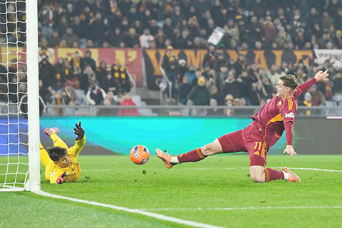 ◎ 費格遜昨晨為羅馬射成三比0,終場三比一力退熱拿亞。(新華社發)