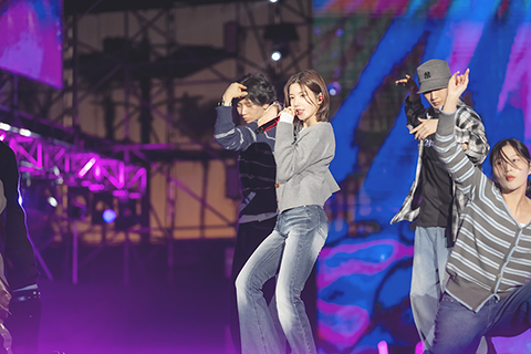 ◎ 「2026雄嗨趴」高雄跨年晚會十二月三十一日晚間於夢時代登場,重磅邀請韓國爆紅的「Waterbomb水彈女王」權恩妃首度到台跨年演出,三十日晚間她現身夢時代跨年綵排,吸引大批粉絲湧入一睹女神風采,用尖叫聲為偶像應援,讓港都跨年前夕星光閃耀,氣氛直飆最高點。(香港中通社圖片)