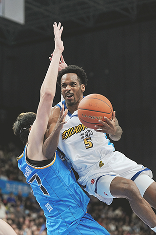 ◎ 十二月三十日,CBA常規賽比賽中,北京北汽隊主場八十五比九十一不敵浙江方興渡隊。圖為浙江方興渡隊布朗(白衣)突破北京北汽隊周琦(藍衣)的防守。(中新社記者 張祥毅 攝)