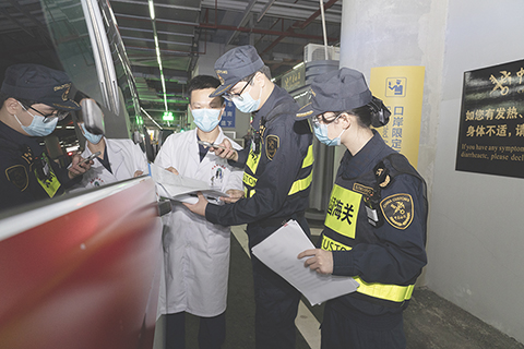 ◎ 海關關員對首輛珠港跨境救護車進行監管。(孫鋒 攝)