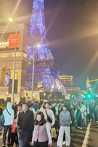 ◎ 金光大道倒數活動吸引遊人。