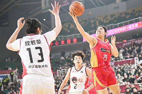 ◎ 一月三日,山西竹葉青隊劉貝(紅衣)上籃。中國女子籃球聯賽(WCBA)常規賽第十二輪比賽中,山西竹葉青隊主場八十六比五十六戰勝武漢盛帆黃鶴隊。(中新社記者 韋亮 攝)