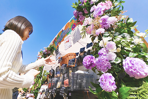 ◎ 一月四日,市民和遊客在位於旺角的香港首個「花墟咖啡市集」--「花墟節:啡上添花」上聞花香、品咖啡,樂享冬日周末。圖為市民在攤檔前選購咖啡。(中新社記者侯宇 攝)