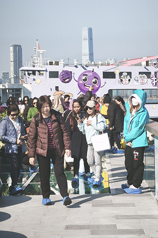 ◎ 一月四日,香港天氣回暖,不少市民到新開通的東岸板道遊覽。天文台表示,影響華南沿岸的東北季候風,會在今日稍為緩和,該區氣溫略為回升,但早上仍然清涼。(香港中通社圖片)