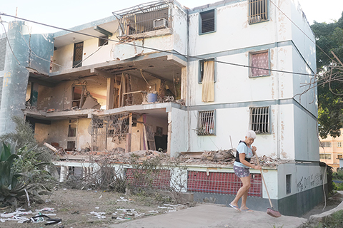 ◎ 一月四日,在委內瑞拉卡蒂亞拉馬爾,梅希亞斯在一棟受損公寓大樓前打掃。鄰居們表示,該大樓在美國為逮捕委內瑞拉總統馬杜羅而發動的空襲中遭到攻擊。(美聯社照片/Matias Delacroix)