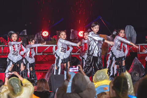 ◎ 台灣南投縣草屯鎮僑光小學舉辦「樂在草屯、愛在彰明」音樂聖誕晚會,許多民眾一起看煙火。(香港中通社圖片)