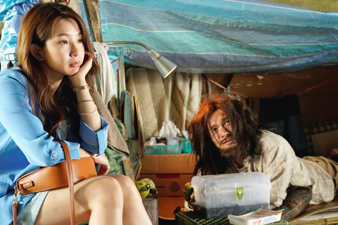 ◎ 台灣戲劇《何百芮的地獄戀曲》一月四日正式上架,開播後在各大平台吸引眾多網友點讚討論,劇中飾演「何百芮」的郭書瑤魅力十足,展現搞笑的演員實力。圖為在劇中郭書瑤(左)與化身街友犀利哥的姚淳耀(右)展開一連串尋愛之旅。(香港中通社圖片)