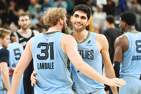 ◎ 灰熊球員歡慶一分險勝客軍馬刺。(美聯社)