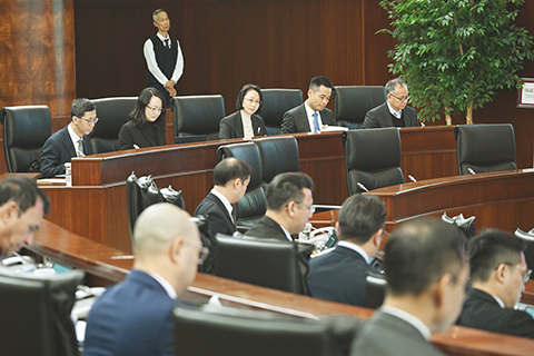 ◎ 柯嵐列席立法會大會,一連回覆了十位議員的口頭質詢,包括:長者、醫療、教育等。