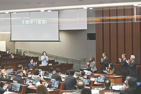 ◎ 一月八日,香港特區立法會主席選舉在香港立法會綜合大樓會議室舉行,李慧琼當選第八屆立法會主席。圖為李慧琼(淺藍衣)當選一刻。(中新社記者 李志華 攝)