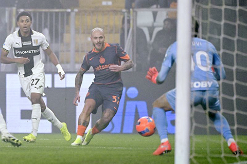 ◎ 一月七日,國際米蘭隊迪馬高(中)射門得分。國際米蘭隊客場2比0戰勝帕爾馬隊。(新華社發)