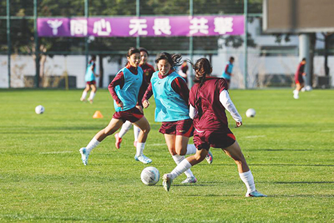 ◎ 一月七日,中國U17女足隊員在訓練中。中國U17國家女子足球隊在廣東深圳進行二0二六年第一期集訓。(新華社發 彭志剛攝)