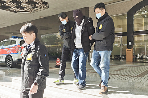 ◎ 一名保健品店東涉不法匯兌被帶走調查。