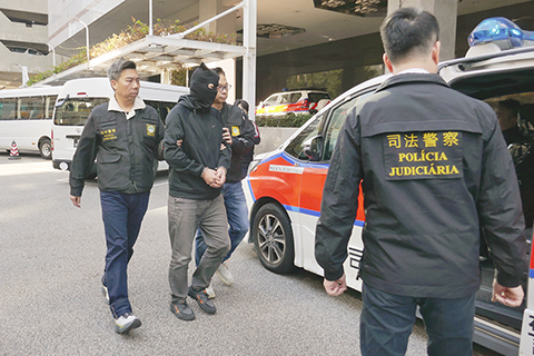 ◎ 內地男子涉相當巨額詐騙、清洗黑錢罪被拘。