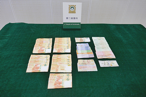 ◎ 行動中檢獲疑人的手機。