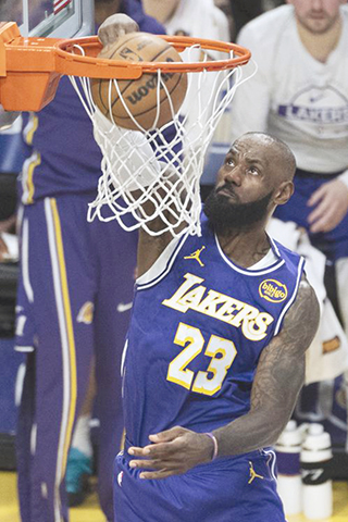 ◎ 湖人占士昨役扣籃,終場四分負來訪的公鹿。(新華社發)