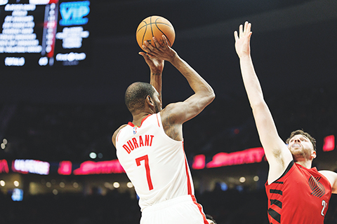 ◎ 火箭七號杜蘭特昨役投進生涯總得分關鍵球,仍不敵拓荒者。(美聯社)