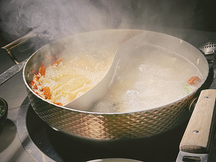 ◎ 魚湯鍋配個酸菜鍋,同時滿足兩個願望。