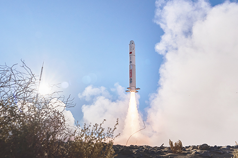 ◎ 一月十二日十六時,力鴻一號遙一飛行器從中國酒泉衛星發射中心升空,圓滿完成亞軌道飛行試驗任務,返回式載荷艙通過傘降系統順利著陸並完成回收。(中新社發中科宇航供圖)