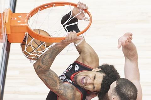 ◎ 一月十一日,七六人隊球員巴路扣籃。多倫多速龍隊主場一百一十六比一百一十五戰勝費城七六人隊。(新華社發 鄒崢 攝)