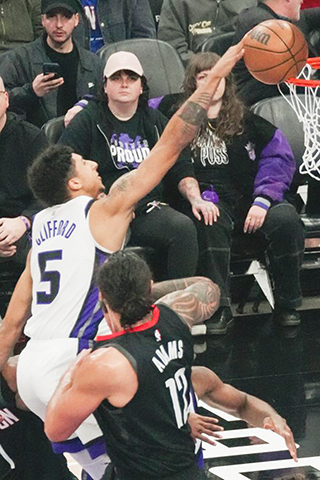 ◎ 帝王五號奇連福扣籃,終場打退來犯的火箭。(新華社發 孫宇軒 攝)