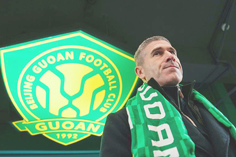 ◎ 這是一月十二日在北京工人體育場拍攝的北京國安足球俱樂部一線隊新任主教練尼克.蒙哥馬利。北京國安足球俱樂部在北京工人體育場舉行新任體育總經理馬永明和一線隊新任主教練尼克.蒙哥馬利就職新聞發佈會。(新華社記者 鞠煥宗 攝)