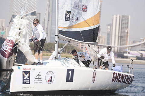 ◎ 一月十一日,二0二五世界帆船對抗巡迴賽深圳.寶安總決賽在廣東深圳歡樂港灣前海灣海域落幕。本次比賽中,英國選手伊恩.威廉姆斯以二比0戰勝瑞典選手奧斯卡.恩斯特倫,成功衛冕。圖為英國選手伊恩.威廉姆斯(中)在做賽前準備。(中新社記者 陳楚紅 攝)