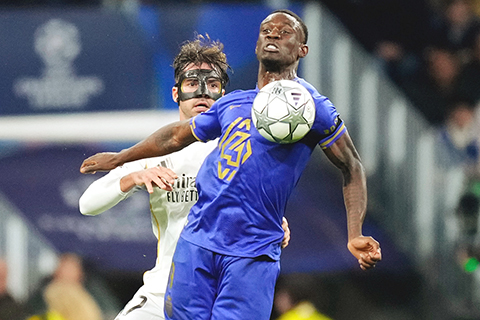 ◎ 皇馬衛將阿辛斯奧(左)昨役十分賣力。(美聯社)