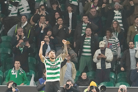 ◎ 士砵亭悍將路爾斯蘇亞雷斯包辦兩球,在歐冠二比一打退上屆冠軍大巴黎。(美聯社)