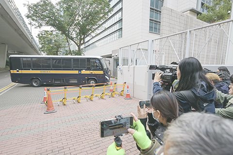 ◎ 一月二十二日,已解散的反中亂港組織「支聯會」及其成員涉嫌煽動顛覆國家政權的案件在香港特區西九龍裁判法院開審。圖為香港懲教署車輛押送被告人駛進西九龍裁判法院。(中新社記者陳永諾 攝)
