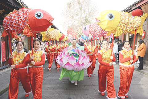 ◎ 農曆馬年春節臨近,以馬為造型的陶瓷製品成為年貨市場的熱銷品類,讓傳承千年的陶瓷藝術在新春消費熱潮中煥發新活力。在「世界陶瓷之都」福建德化,從融入科技元素的年輕化設計,到堅守手工技藝的經典創作,多家陶瓷企業推出的生蕭瓷產品,不僅暢銷中國市場,還遠銷海外。圖為一月二十三日,福建德化,福建省工藝美術大師周德健在工作室製作生蕭瓷。(中新社記者 呂明 攝)