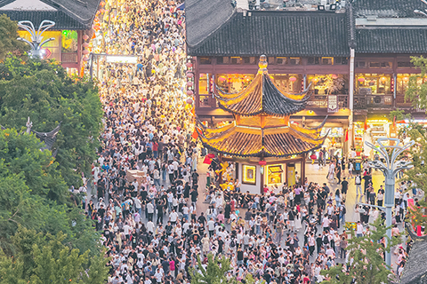 ◎ 一月二十六日,中國文化和旅遊部發佈最新信息,根據國內居民出遊抽樣調查統計結果,二0二五年,國內居民出遊人次六十五點二二億,比上年同期增加九點零七億,同比增長百分之十六點二。資料圖為二0二五年十月五日,遊客們在南京夫子廟景區內旅遊。(無人機照片)(中新社記者 泱波 攝)