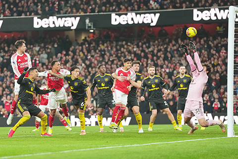 ◎ 曼聯門將林文斯昨役力保對阿仙奴(紅衣)的勝果。(美聯社)