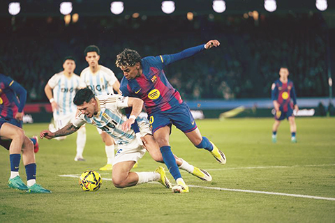 ◎ 耶馬(中)昨晨為巴塞入第三球。(新華社發)