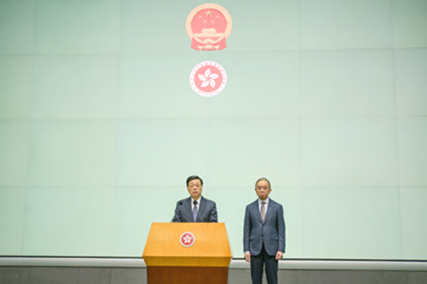 ◎ 一月二十七日,香港特區行政長官李家超(左)和曾國衛(右)在香港特區政府總部會見記者。(中新社記者陳永諾 攝)