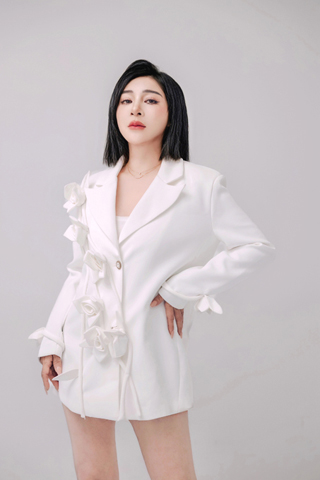 ◎ 《耐斯歌廳秀》自三月八日起,連續三個月,每月一場,在台灣雲林劍湖山世界的彩虹劇場開唱,由不老歌王黃西田領軍王彩樺、劉福助、方駿、澎澎、王中平等十五組藝人接力熱唱演出,將歌廳秀原汁原味呈現。圖為歌手王彩樺。(香港中通社圖片)