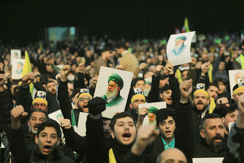 ◎ 一月二十六日,在黎巴嫩首都貝魯特,真主黨支持者在集會中高舉伊朗最高領袖哈梅內伊的畫像,表達對伊朗的支持,並譴責美國的威脅。(新華社發比拉爾.賈維希 攝)