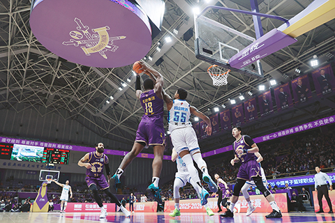 ◎ 1月30日,在北京奧體中心體育館舉行的CBA常規賽比賽中,北京控股隊主場69比64戰勝青島嶗山啤酒隊。圖為北京控股隊佩里(紫衣)搶下籃板球。(中新社記者 韓海丹 攝)