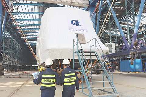 ◎ 灣仔海關關員對出口遊艇實施外出監裝。(宋凱悅 攝)