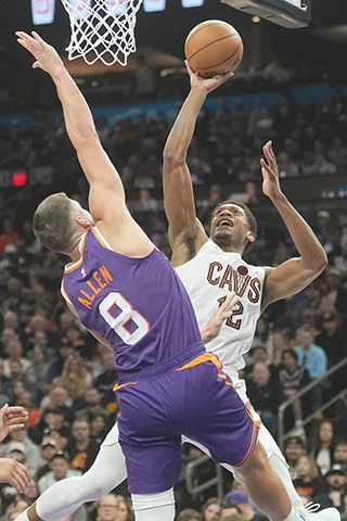 ◎ 一月三十日,在菲尼克斯舉行的NBA常規賽下半場,克里夫蘭騎士隊前鋒德安德烈.亨特(右)越過鳳凰城太陽隊後衛格雷森.艾倫(8)的封蓋投籃。(美聯社/羅斯.D.富蘭克林)