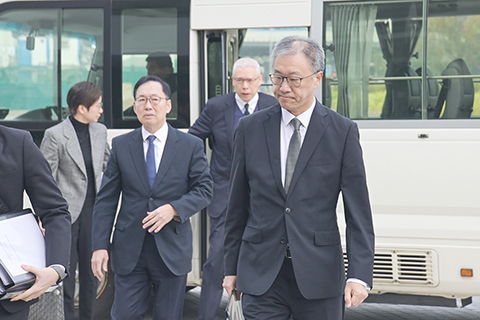 ◎ 二月五日,為調查香港大埔宏福苑火災成立的獨立委員會在香港中環愛丁堡廣場的展城館舉行指示會議,就委員會日後進行聽證會時的安排給予指示。該獨立委員會主席陸啟康在會議上公佈,首場聽證會計劃於三月十九日舉行。圖為香港大埔宏福苑火災獨立委員會主席陸啟康(右一)、委員陳健波(右三)及歐陽伯權(右二)前往舉行指示會議的場地。(中新社記者陳永諾 攝)